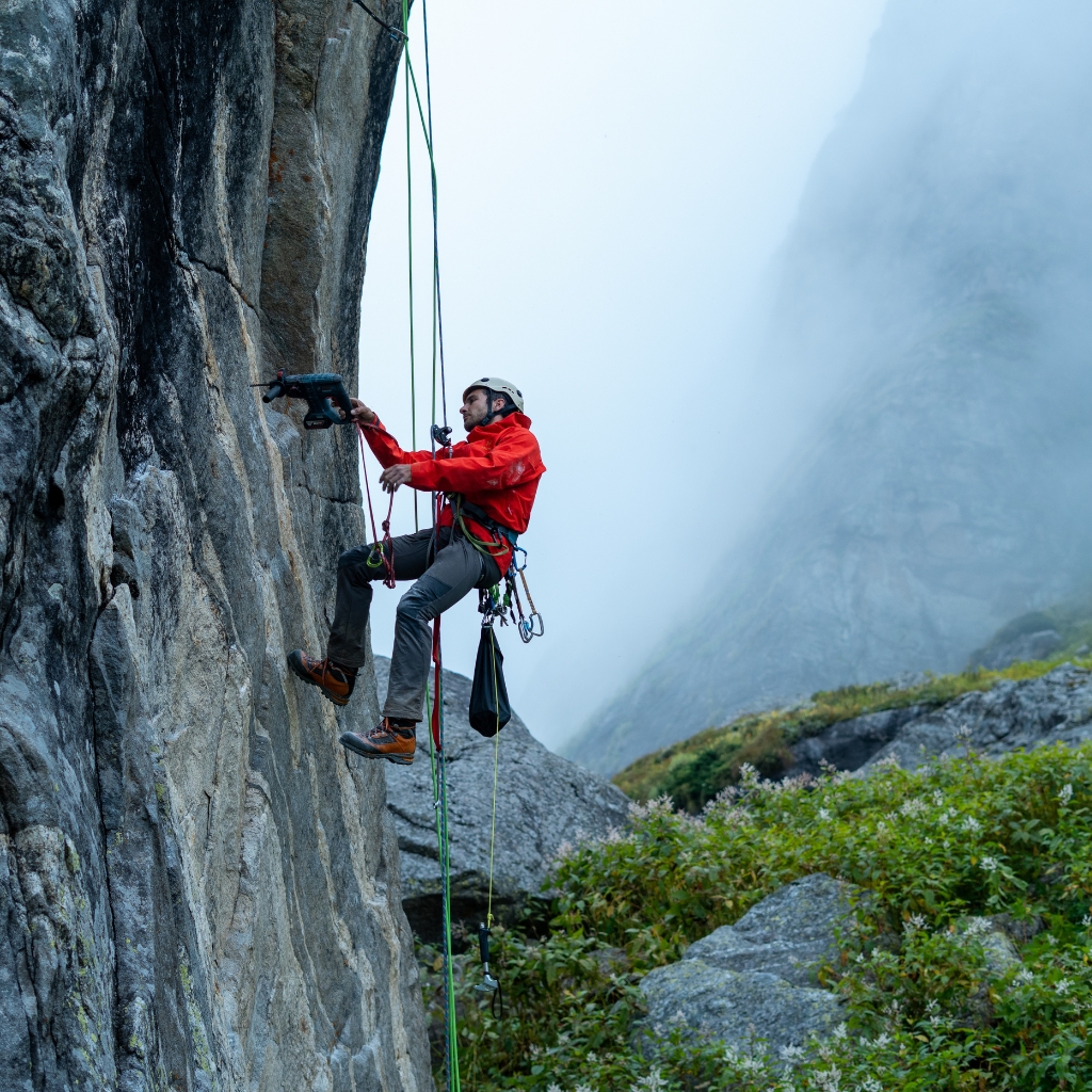 pahadi_bakra_project_community_work_ski_climb_teach_tribal3
